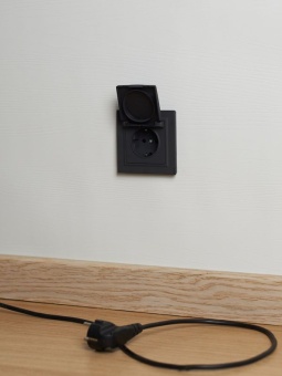 Розетка BRITE РСбш10-3-44-БрГ 16А IP44 с заземл. защ. шторки с крышкой механизм графит IEK BR-R16-16-44-K53