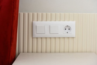 Розетка SKANDY 16А с заземл. защ. шторки SK-R04W арктич. бел. IEK SK-R14-16-K01